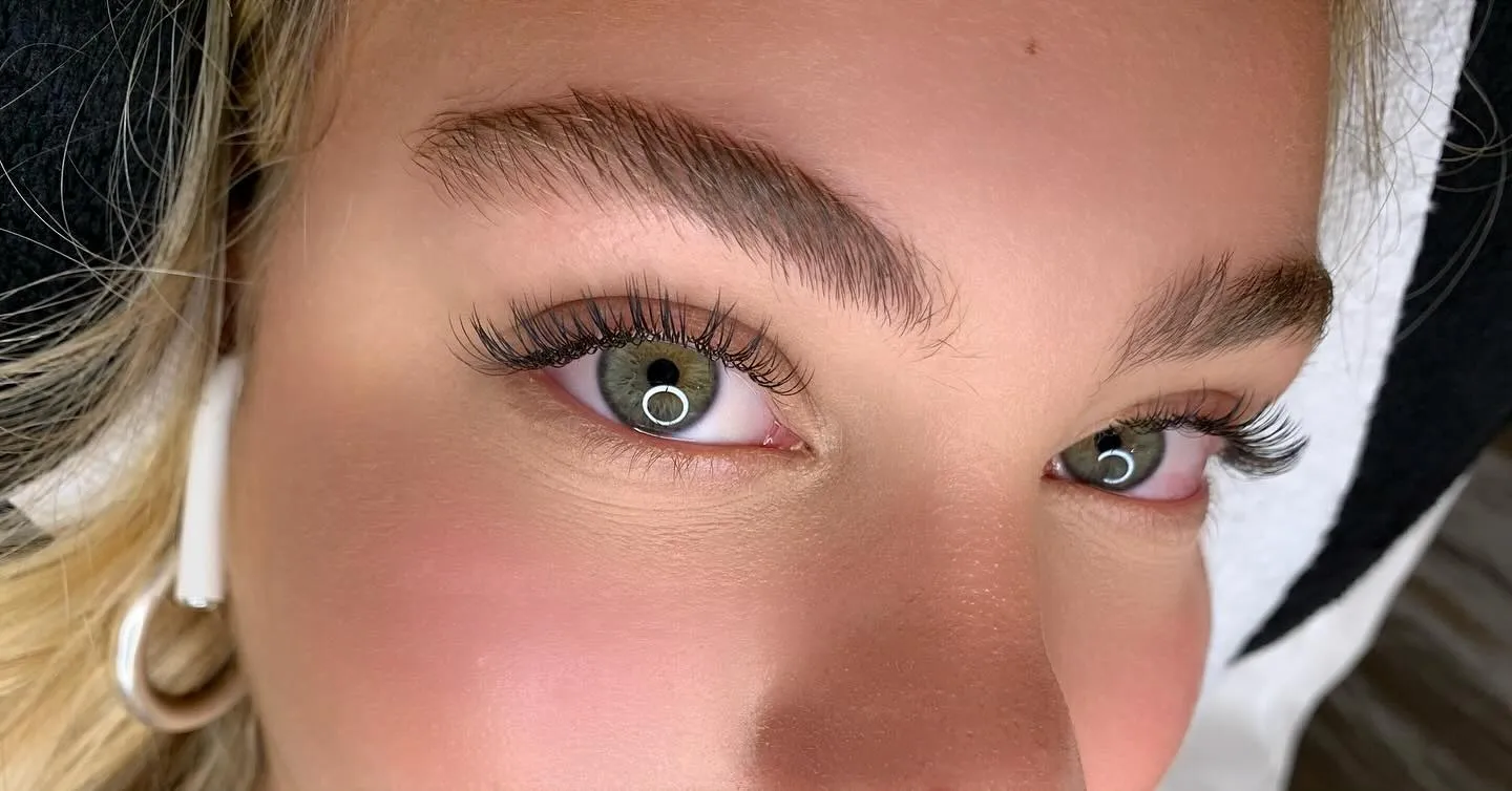 Classic natural eyelash extensions with green eyes