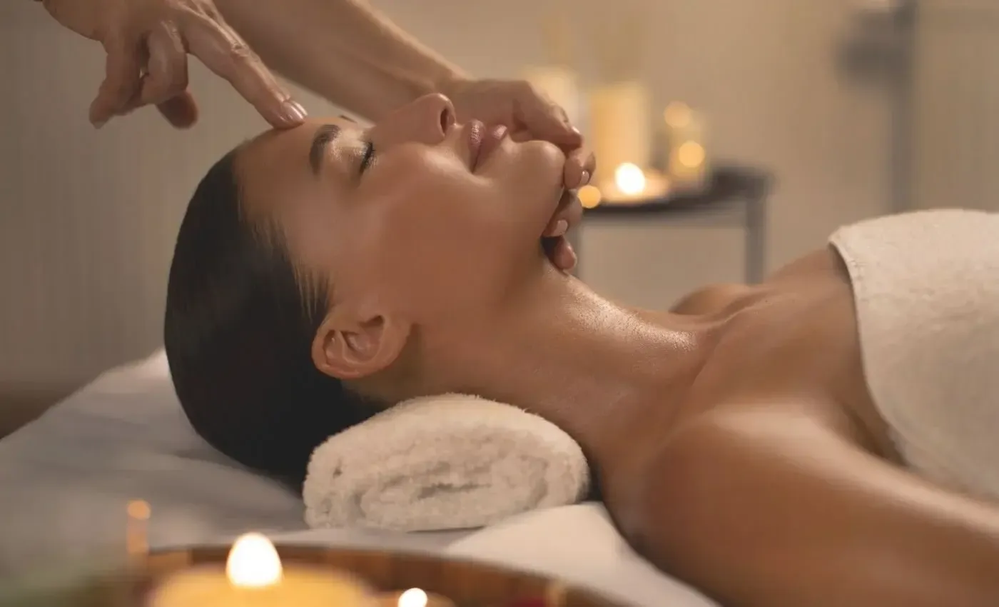 Signature facial renewal massage with candles
